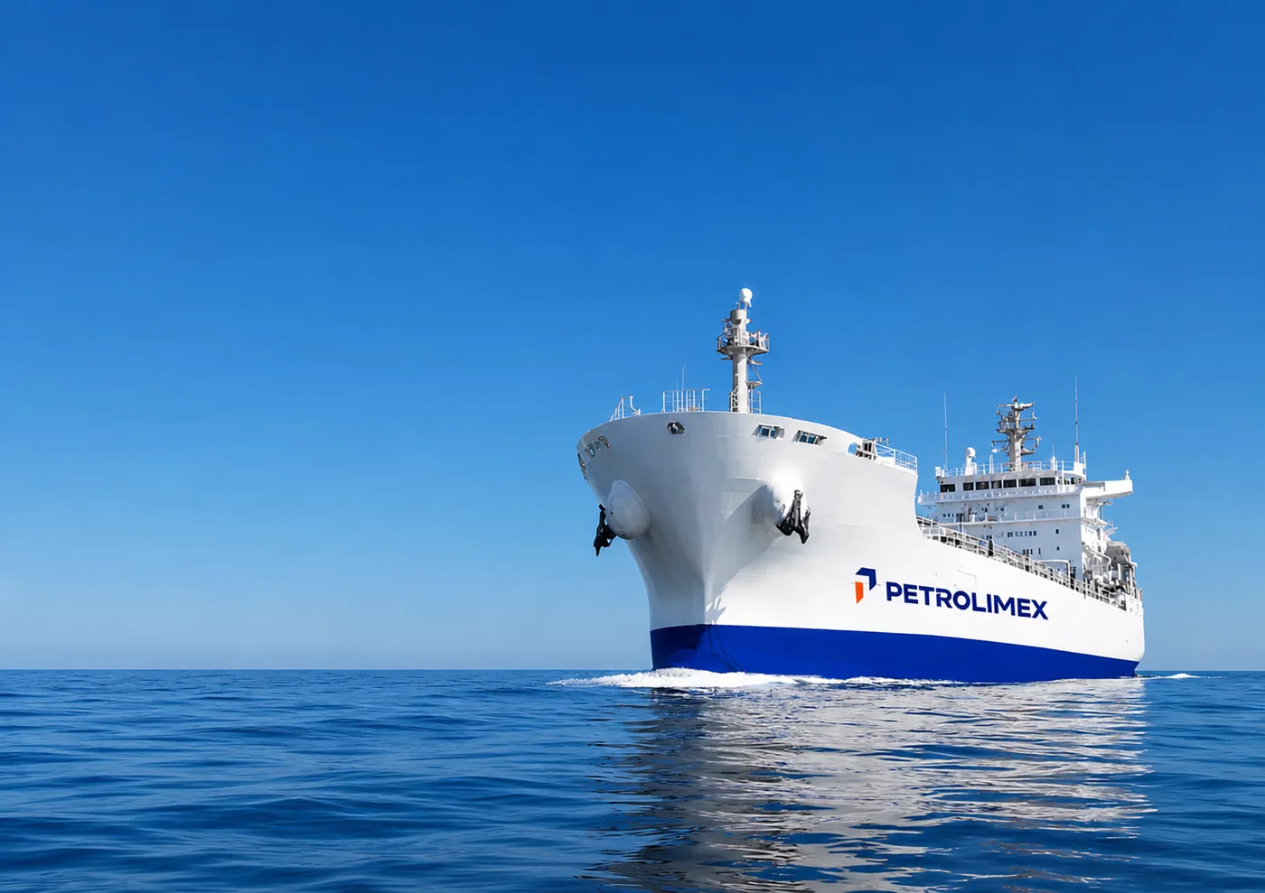 Tàu chở dầu Petrolimex trên biển