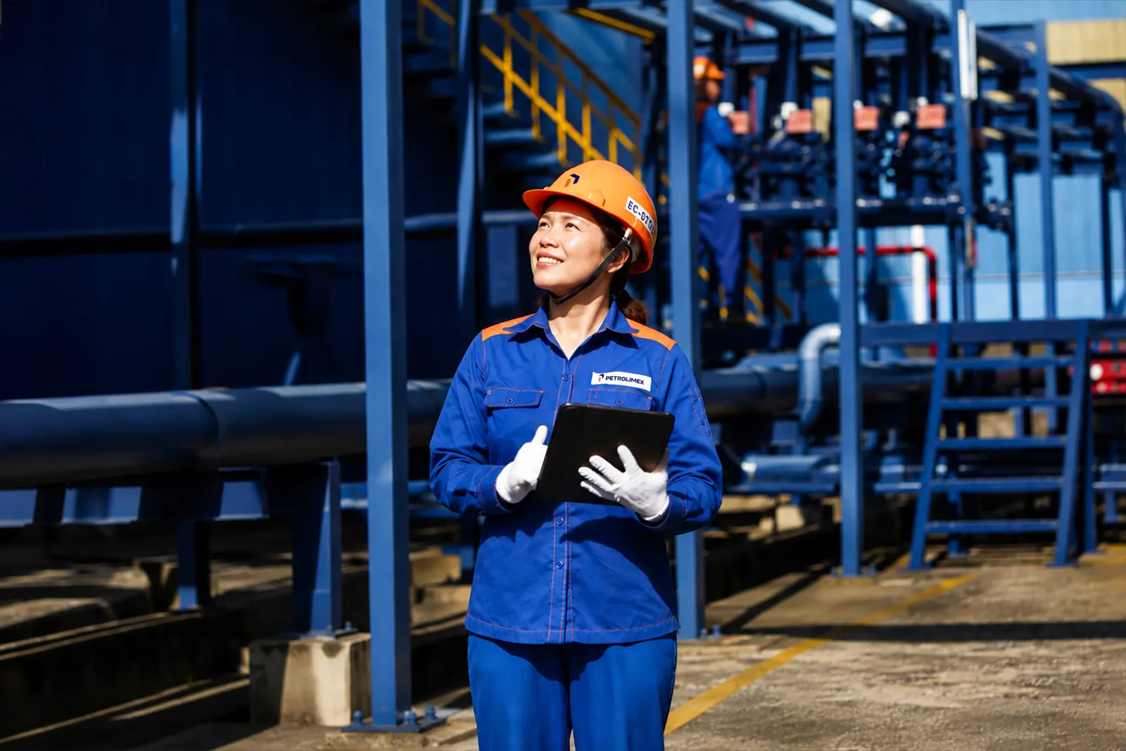 Người lao động Petrolimex tại nhà máy
